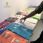 La Guardia interviene 967 prendas de ropa falsificada en un vehículo en San Roque