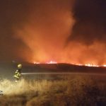 Tres incendios de vegetación mantienen en la madrugada a los bomberos de la comarca a pleno trabajo