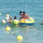 Socoservis rescata a tres niños empujados por el poniente en una neumática en Getares