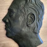 Mellaria funde en bronce un relieve del pintor Agustín Segura
