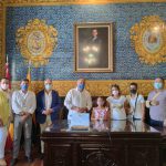 Landaluce entrega la insignia de la ciudad a la pequeña que salvo a otra niña de morir ahogada