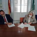 Darío Bernal cede 300 libros a la Biblioteca del Conjunto Arqueológico de Baelo Claudia