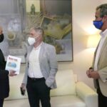 Manuel Poyatos presenta al alcalde su libro “Bien Vas. Palabras inolvidables de la abuela de Lolo”
