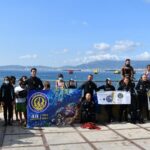 Un grupo de buceadores retira 200 kilos de basuras de los fondos de la playa de Puente Mayorga-Campamento