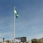 La bandera andaluza ondea por García Caparrós en su plaza