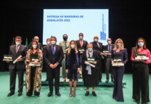 La Junta reconoce a personas y entidades de la provincia con las Banderas de Andalucía