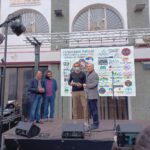 El alcalde entrega a Erasmo Fenoy el reconocimiento del IV Camaron Fest