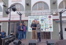 El alcalde entrega a Erasmo Fenoy el reconocimiento del IV Camaron Fest