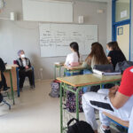 Ana Pomares cuenta a estudiantes de Algeciras sus recuerdos de superviviente de los bombardeos en la carretera Málaga-Almería