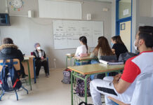 Ana Pomares cuenta a estudiantes de Algeciras sus recuerdos de superviviente de los bombardeos en la carretera Málaga-Almería