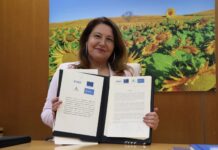 Crespo firma el convenio para ejecutar las obras de saneamiento y depuración de San Roque-Los Barrios