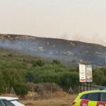 El incendio forestal en Sierra del Arca continúa activo, desalojado el camping La Casita