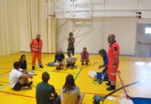 El 061 entrena en primeros auxilios a monitores de Kitsesurf y deportes náuticos de Tarifa