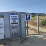 Indignación de empresarios y usuarios de Bolonia al permanecer cerrado el principal parking de la zona
