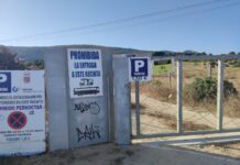 Indignación de empresarios y usuarios de Bolonia al permanecer cerrado el principal parking de la zona