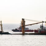 Tras asegurar el buque dañado con un varamiento dirigido, se está diseñando una operación de salvamento