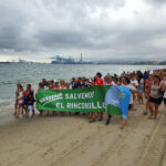 VÍDEO | Más de mil personas se manifestaron en la playa de El Rinconcillo por la pérdida de litoral