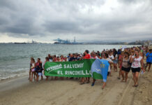 VÍDEO | Más de mil personas se manifestaron en la playa de El Rinconcillo por la pérdida de litoral