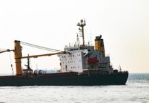 El alcalde La Línea, ‘expectante’ por el barco granelero semihundido en Gibraltar frente al litoral de levante
