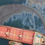FOTOS | Se ha producido un vertido de fuel del OS 35 sobre el que se está trabajando