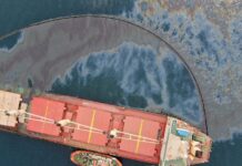 FOTOS | Se ha producido un vertido de fuel del OS 35 sobre el que se está trabajando
