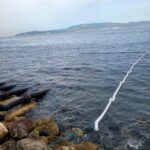 Fotos | Salud y Consumo declara la prohibición de baño en la playa de Poniente de La Línea como consecuencia del vertido