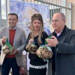 El delegado de Agricultura asiste a la presentación del nuevo proceso de etiquetado de la concha fina