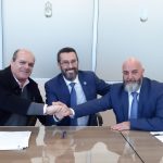 Bomberos, Ayuntamiento y la empresa Monteverde firman un convenio para la custodia del Magirus hasta su exposición pública