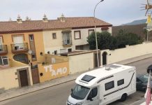 Benítez propone “zonas verdes de aparcamiento gratuito para tarifeños y de pago para el resto”