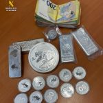 Interceptado un pasajero con más de 4 kilos de plata y 13.000 euros ocultos en su equipaje