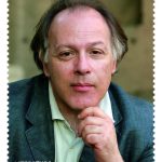 Correos emite un sello dedicado al escritor Javier Marías