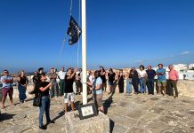 Un código QR recuerda en el Castillo la tragedia de “Los 8 de Tarifa”