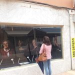 Márgenes y Vínculos muestra su exposición Idas y venidas en escaparates de dos comercios del centro de Algeciras
