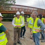 La Junta instala una pasarela sobre el arroyo del Conejo, en Bolonia, para continuar con carril cicloturista que conecta la ruta Eurovelo con Tarifa