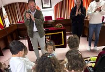 Los escolares de infantil consiguen recuperar el escudo del Ayuntamiento
