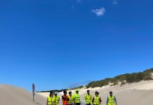 La Junta retira arena de la carretera A-2325, desde la N-340 a Punta Paloma en Tarifa