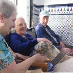El proyecto «Visitas que dejan huella» lleva de nuevo alegría y bienestar a los mayores
