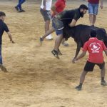 El Toro del Aguardiente con mucha participación, revolcones y diversión