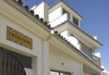 La campaña del contenedor marrón aterriza en Tarifa y refuerza su presencia en San Roque