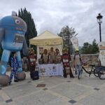Más de 31.600 kits repartidos y miles de vecinos informados consolidan el éxito de la campaña “Este marrón vale la pena” en el Campo de Gibraltar