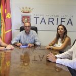 El Ayuntamiento de Tarifa, Mancomunidad, ARCGISA y Ecovidrio reactivan la recogida selectiva de vidrio puerta a puerta para la hostelería durante la temporada estival