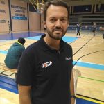 Un médico del servicio de Urgencias del Hospital Punta de Europa colabora con el club de Baloncesto ICOM UDEA de Algeciras