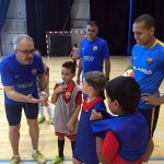 Más de cien niños y niñas de Gibraltar aprenden fútbol sala en la Escola del Barça