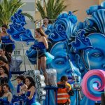 La alegría del carnaval llena las calles de Cádiz