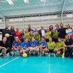 El alcalde saluda a los equipos participantes en el I Torneo por la Igualdad de Fútbol Sala Femenino