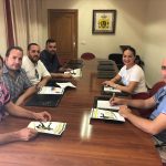 Lobato y la directiva del club Villa de Los Barrios Balonmano Bahía coordinan la nueva temporada en el Samuel Aguilar